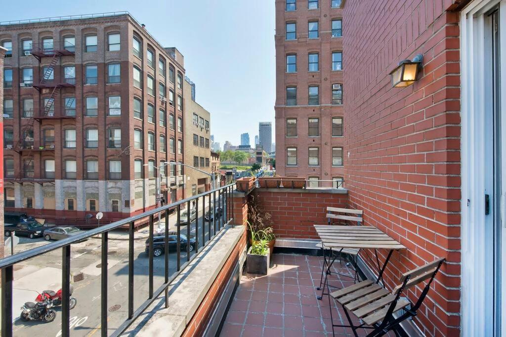 Beautiful Bright Renovated 2br With A Balcony- Sleeps 5 Appartement New York